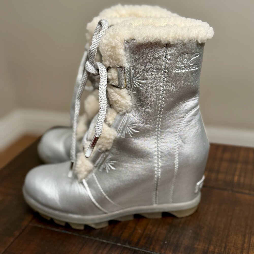 Sorel x Disney Women's Joan of Arctic Frozen II Boots Size 6.5